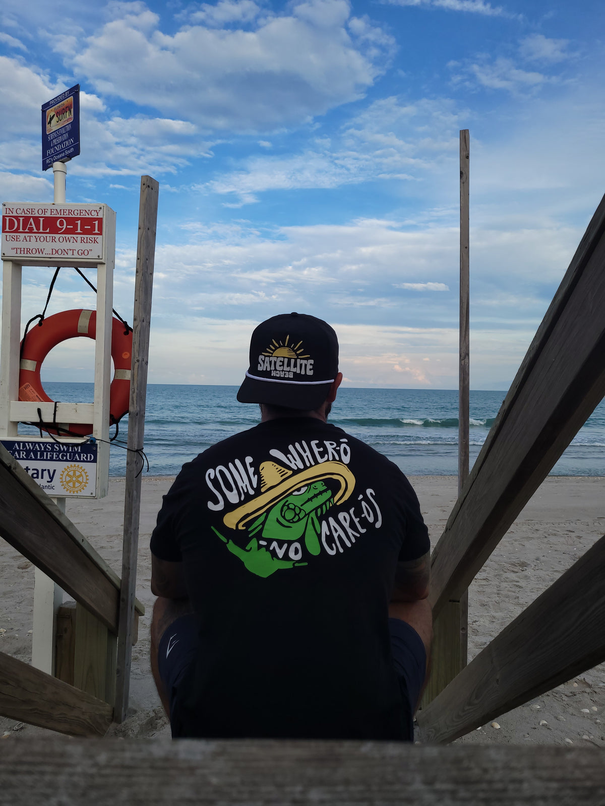 Somewher-ó Chill Ass Iguana Tee